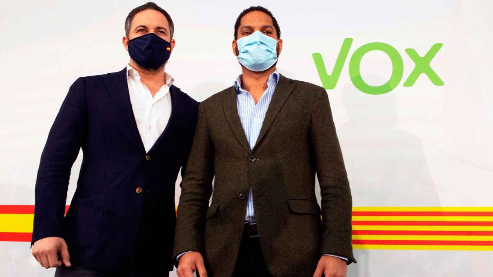 Santiago Abascal (i), presidente de Vox, con Ignacio Garriga, cabeza de cartel por Barcelona el 14F / EFE