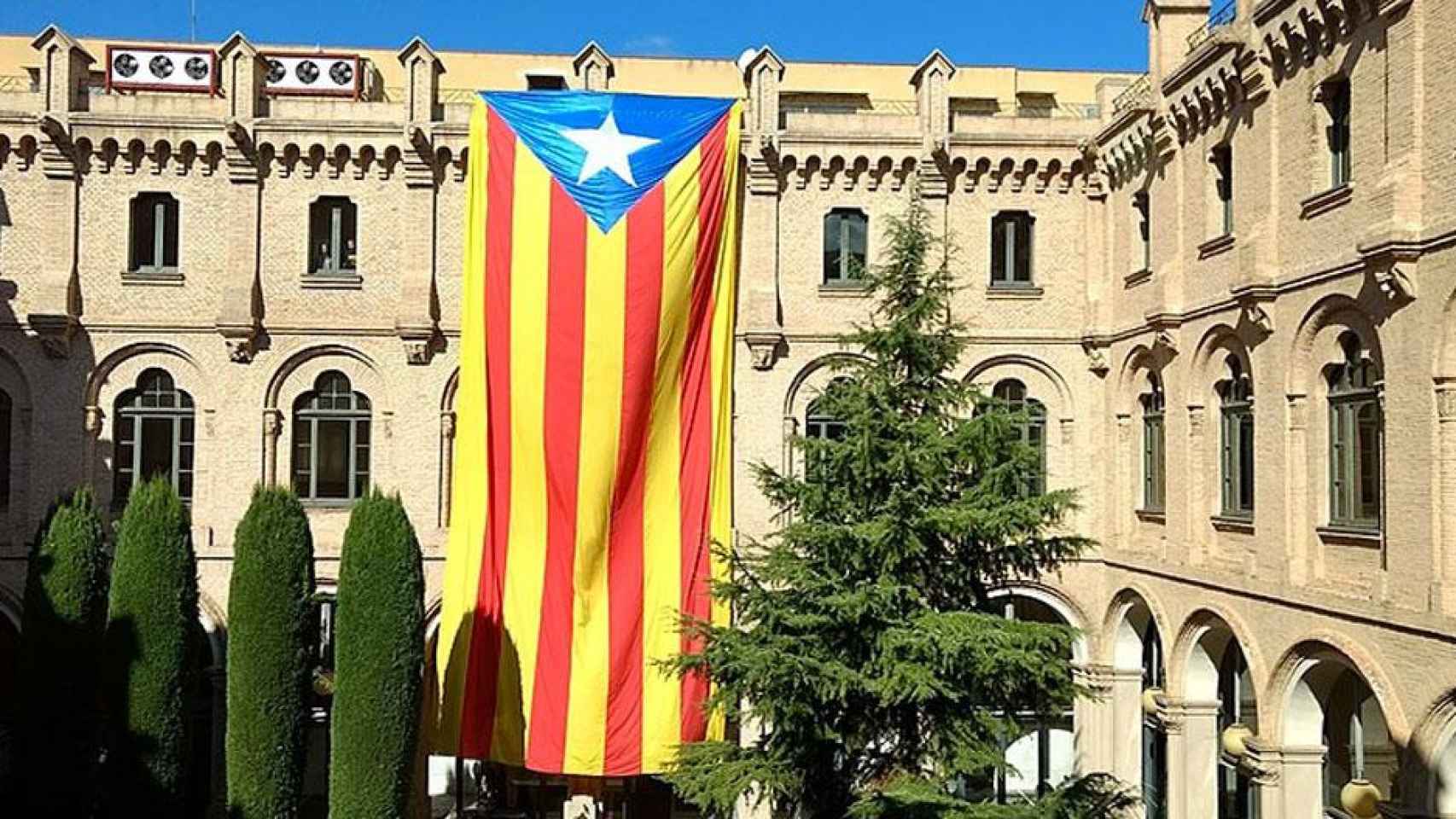 Bandera independentista en la Universitat de Lleida / TWITTER