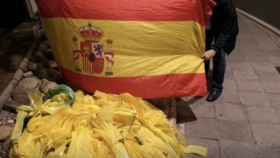 La brigada antilazos retira lazos amarillos / @cruzadalos300