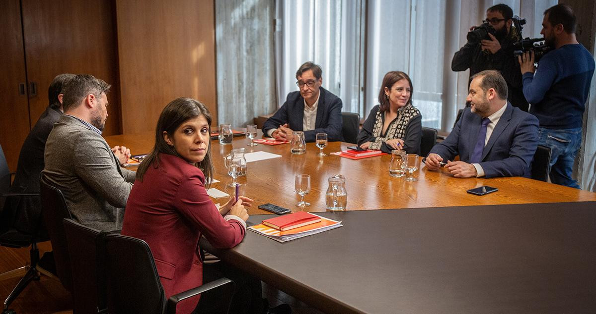 Los equipos negociadores de PSOE y ERC en una reunión reciente / EP