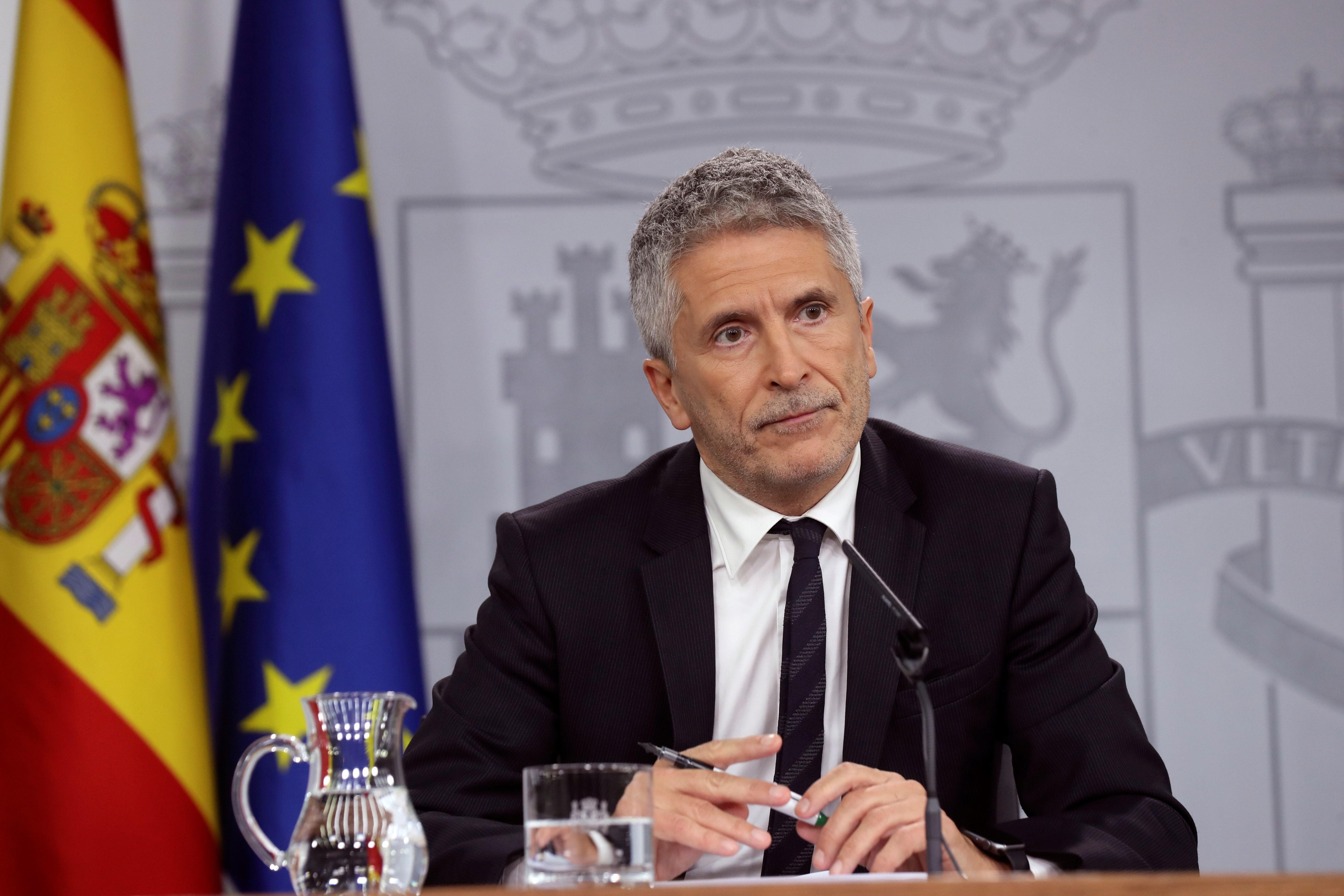 El ministro de Interior, Fernando Grande-Marlaska, explicándose ante los medios / EFE