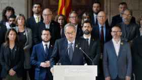 El presidente de la Generalitat, Quim Torra, flanqueado por los consellers de su Govern, el presidente del Parlament, Roger Torrent, en la declaración institucional / EFE