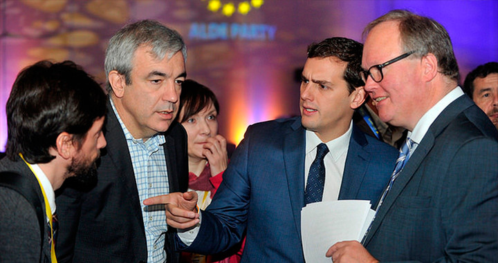 Albert Rivera y Luis Garicano, con el presidente de ALDE, Hans van Baalen / EE
