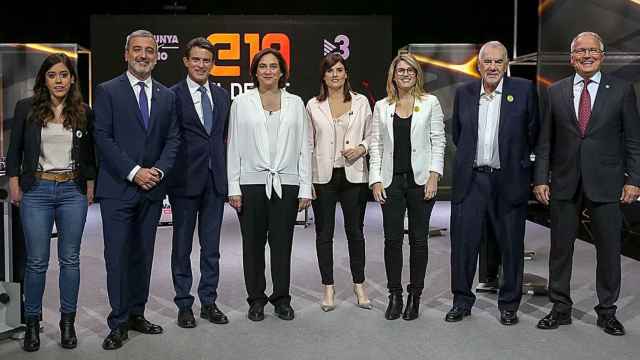 Los participantes en el debate de candidatos a la alcaldía de Barcelona en TV3: Anna Saliente (CU), Jaume Collboni (PSC), Manuel Valls (Cs), Ada Colau (ECP), Ariadna Oltra (presentdora), Elsa Artadi (JxCat), Ernest Maragall (ERC) y Josep Bou (PP) / TV3