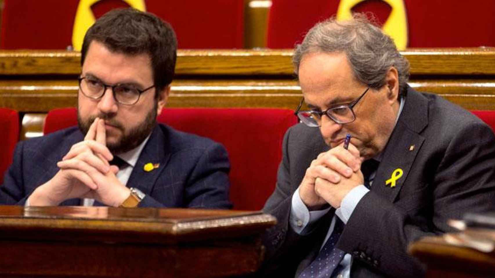 El presidente catalán Quim Torra (d) y el vicepresidente del Govern, Pere Aragonès, en el Parlamento de Cataluña / EFE