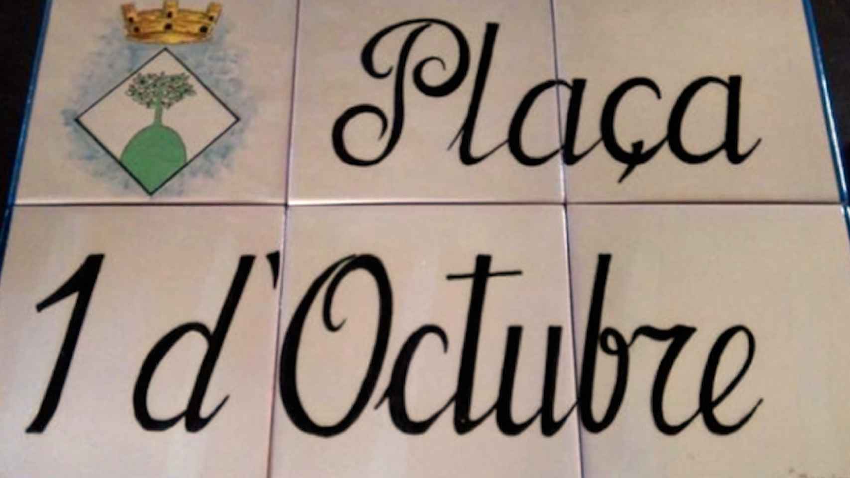 Una imagen de archivo de la placa de una 'Plaça 1 d'Octubre' en un pueblo de Cataluña, algo que también podría hacer Colau en Barcelona