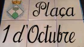 Una imagen de archivo de la placa de una 'Plaça 1 d'Octubre' en un pueblo de Cataluña, algo que también podría hacer Colau en Barcelona