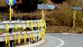 Lazos amarillos en la carretera que lleva a la cárcel de Lledoners, donde están los políticos independentistas / EE