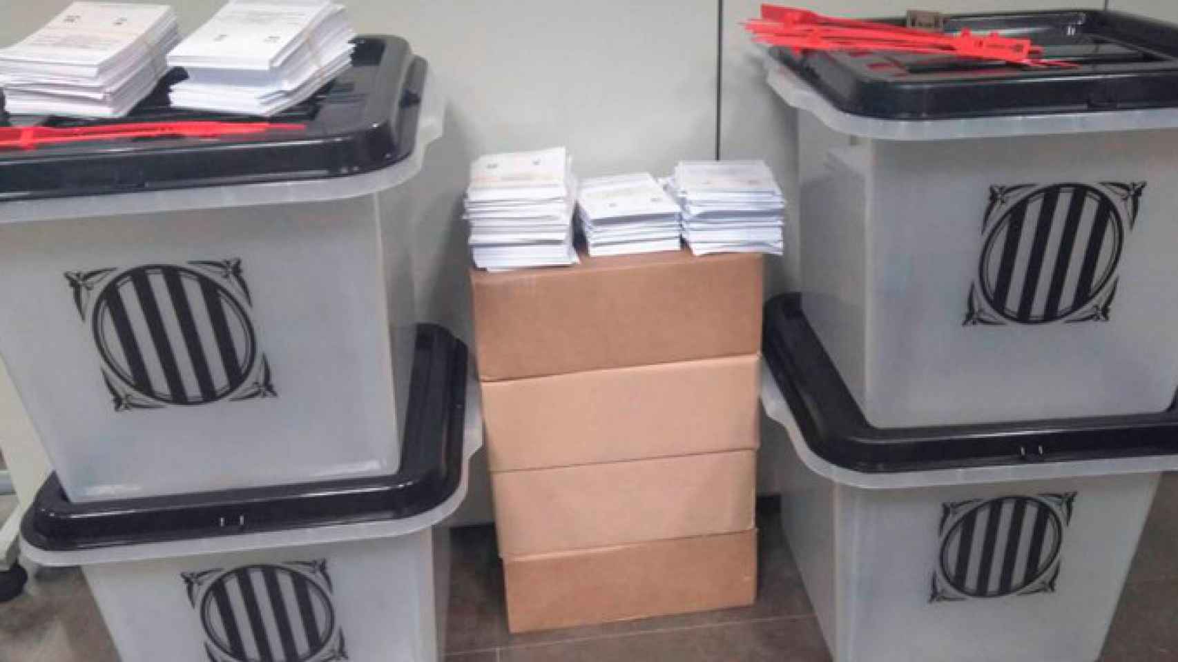 Urnas y papeletas para el referéndum ilegal del 1-O
