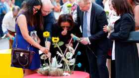 Familiares de las víctimas depositando flores en el mosaico de Joan Miró en Las Ramblas / EFE
