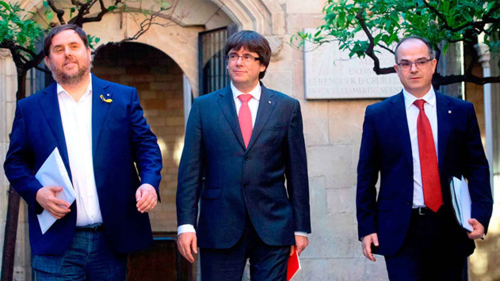 El presidente de la Generalitat, Carles Puigdemont, el vicepresidente, Oriol Junqueras (i), y el conseller de Presidencia, Jordi Turull (d), a su llegada a la reunión semanal del gobierno catalán / EFE