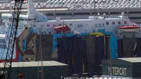 Las imágenes decorativas de Looney Tunes en el barco 'Moby Dada', tapadas con lonas en el puerto de Barcelona / EFE