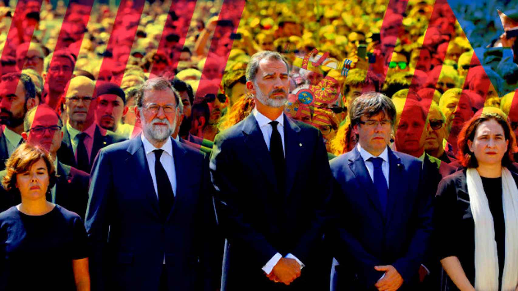 El rey Felipe VI, acompañado de Soraya Sáenz de Santamaría, Mariano Rajoy, Carles Puigdemont y Ada Colau, guarda un minuto de silencio en la plaza de Cataluña / FOTOMONTAJE DE CG