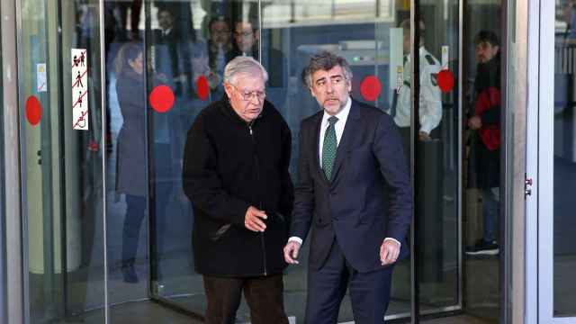 Jordi Montull (i) y su abogado, Jordi Pina, a la entrada esta mañana en los juzgados de la Ciutat de la Justícia de Barcelona / EFE