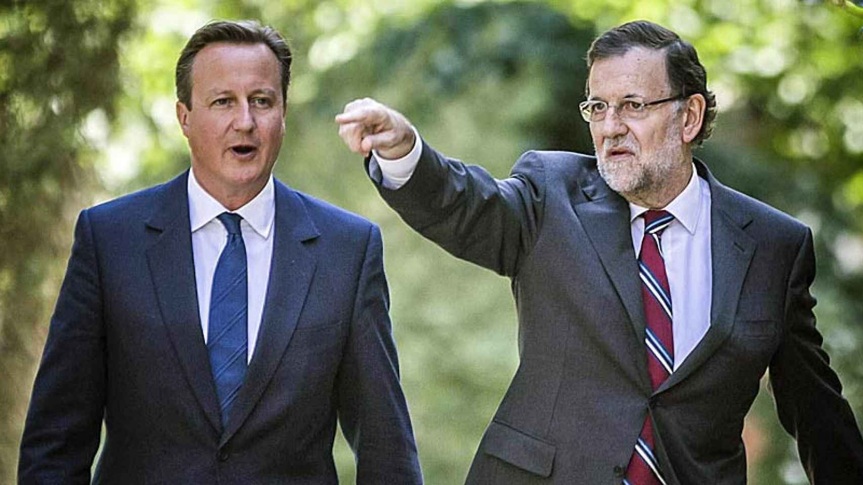 El primer ministro británico, David Cameron, y el presidente del Gobierno de España, Mariano Rajoy, pasean este mediodía por los jardines de la Moncloa.