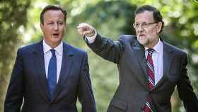 El primer ministro británico, David Cameron, y el presidente del Gobierno de España, Mariano Rajoy, pasean este mediodía por los jardines de la Moncloa.