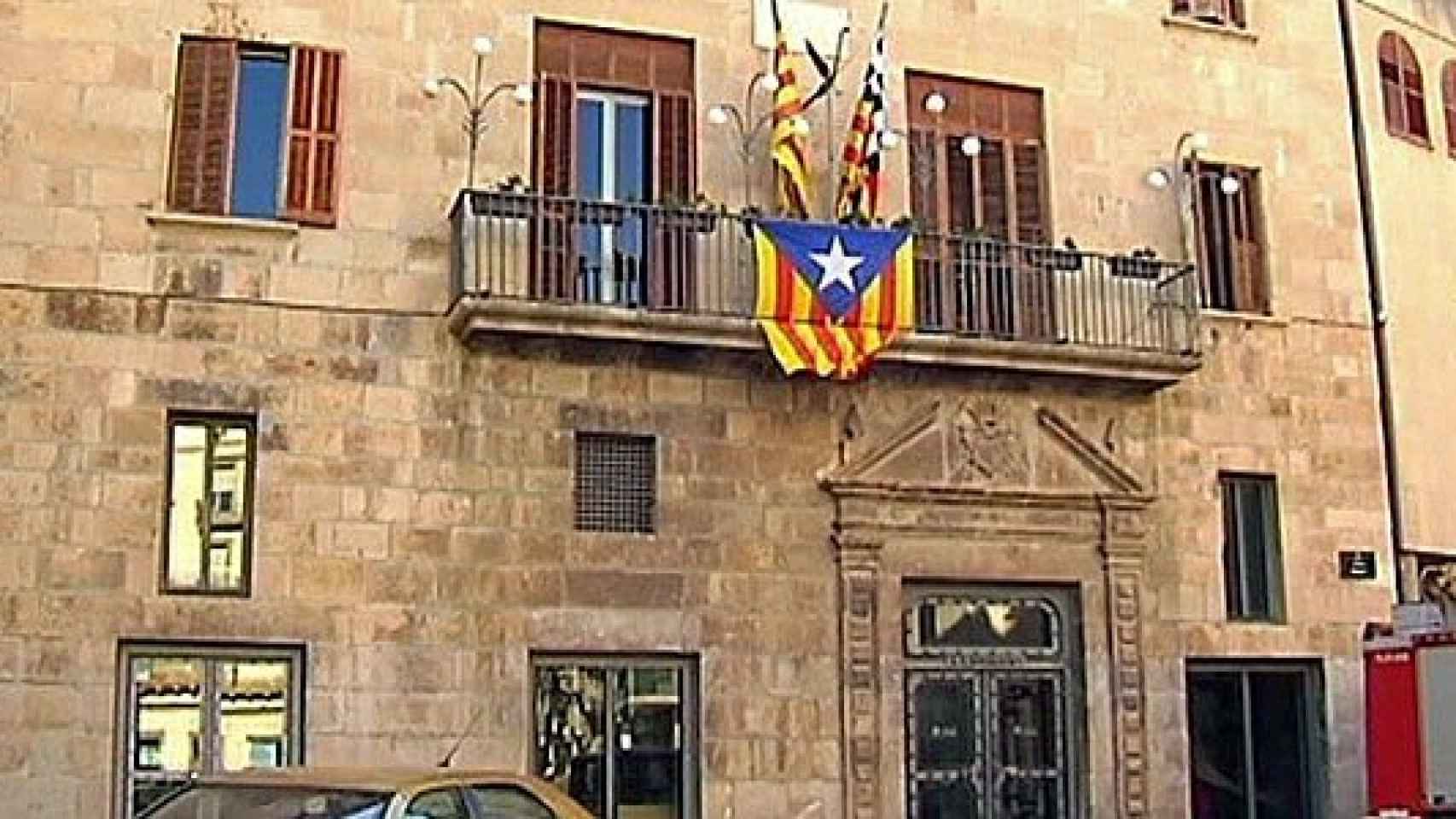 Fachada del Ayuntamiento de Tàrrega, gobernado por CiU, con una 'estelada'