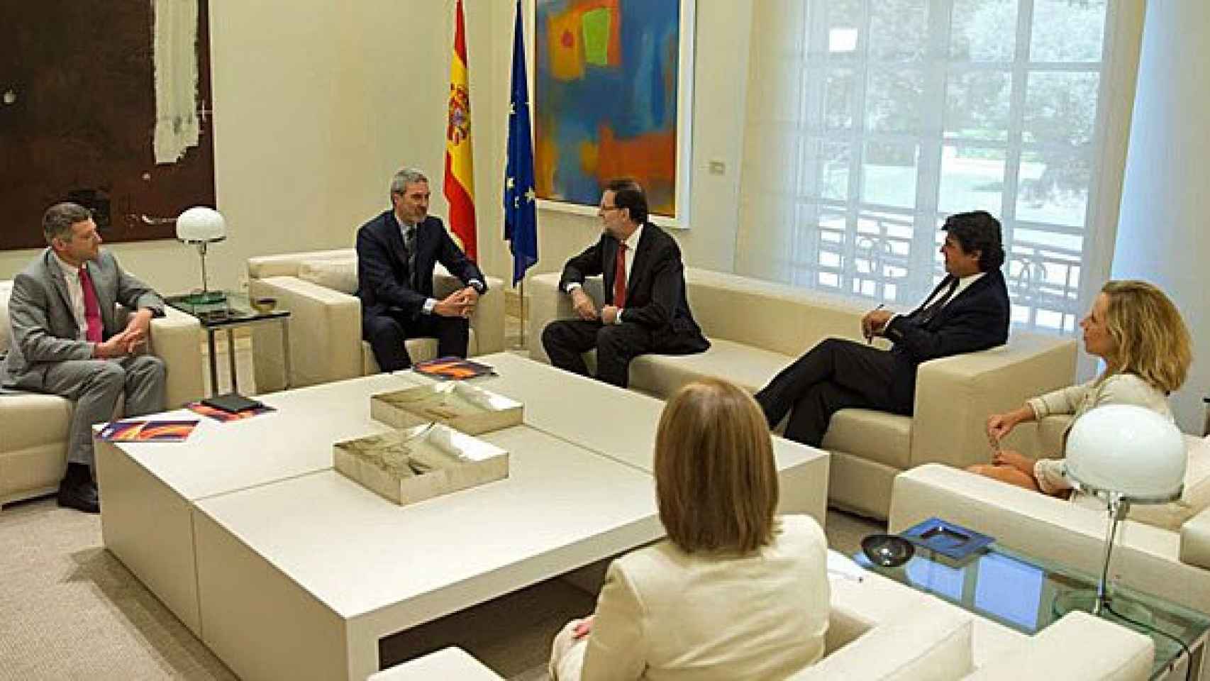 El presidente del Gobierno, Mariano Rajoy, recibe en la Moncloa a una delegación de Sociedad Civil Catalana