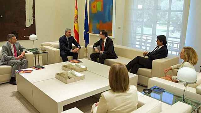 El presidente del Gobierno, Mariano Rajoy, recibe en la Moncloa a una delegación de Sociedad Civil Catalana