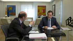 Rajoy y Rubalcaba, reunidos en la Moncloa en junio de 2013