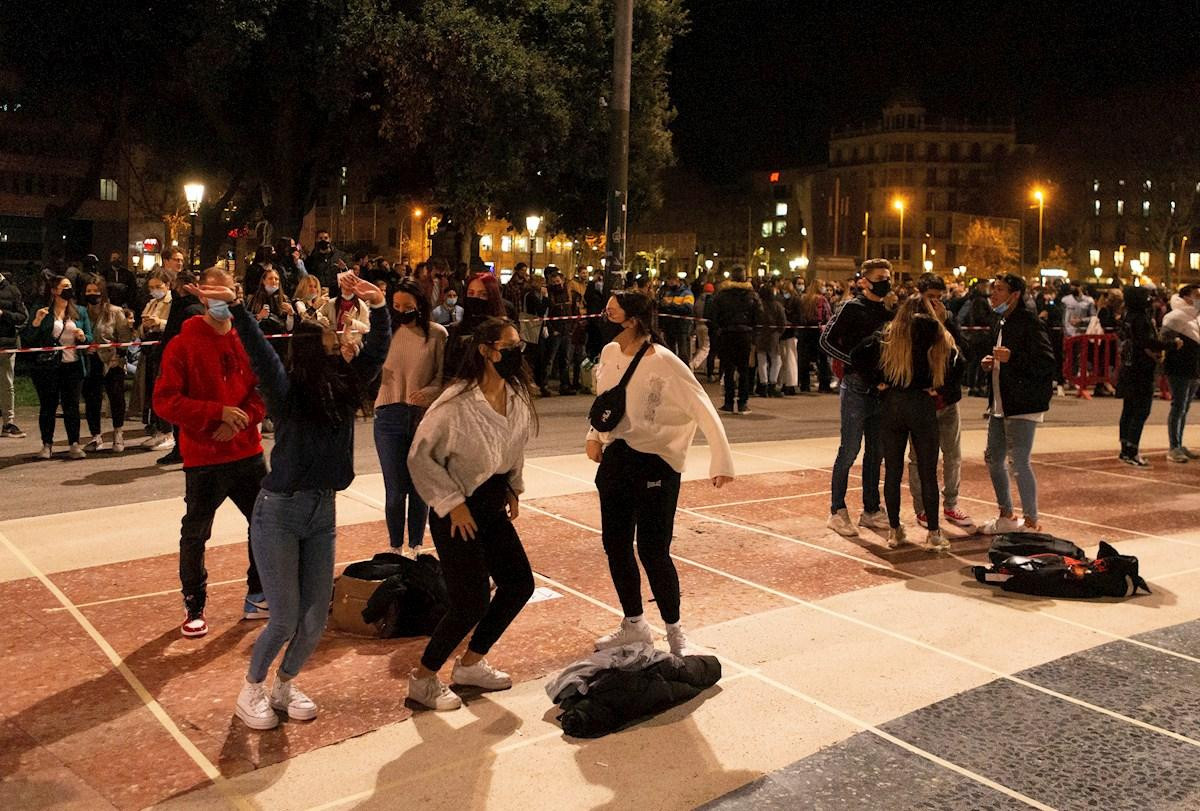 Personas bailando en la zona controlada del acto de protesta del sector del ocio nocturno en la plaza Catalunya de Barcelona / EFE