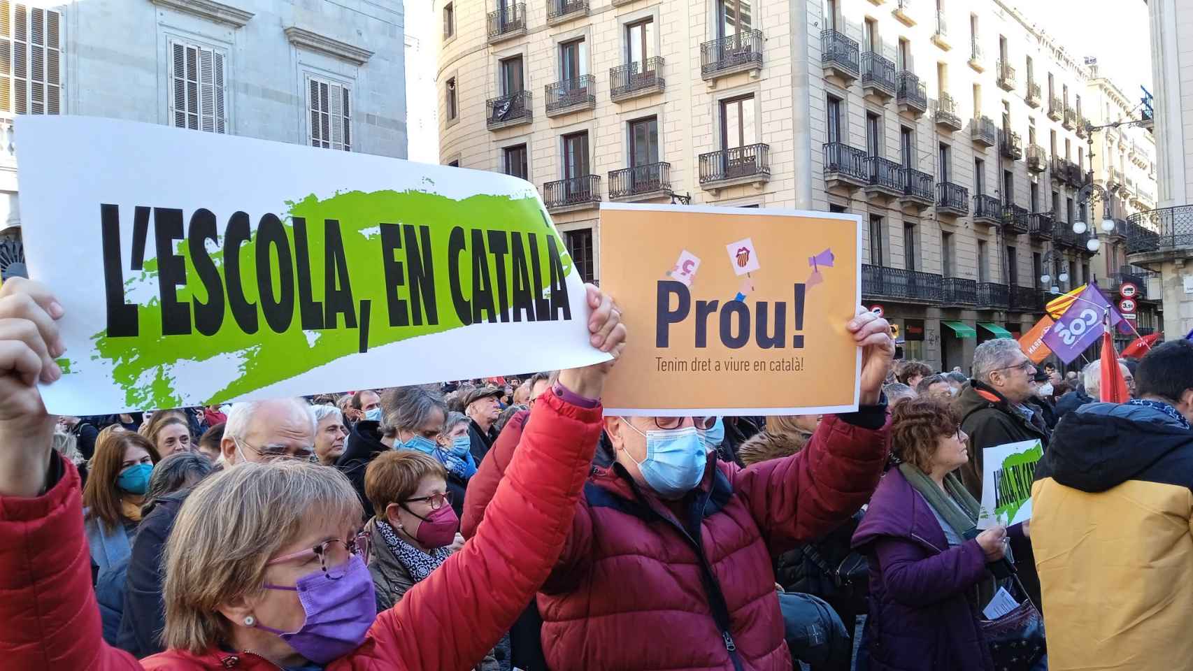 Manifestación a favor del catalán, lengua que Òmnium quiere controlar en los colegios / @omnium (TWITTER)