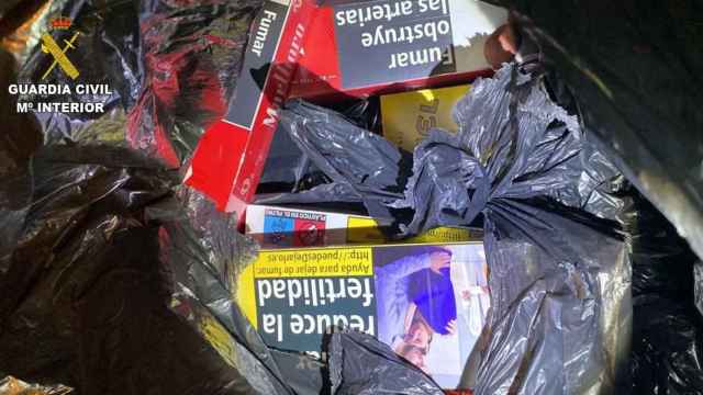 Los agentes han intervenido 22 cartones de paquetes de tabaco y cuatro perfumes / GUARDIA CIVIL