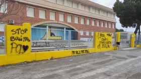 Las paredes del instituto Els Alfacs de la Ràpita con pintadas contra el 'bullying' / CEDIDA