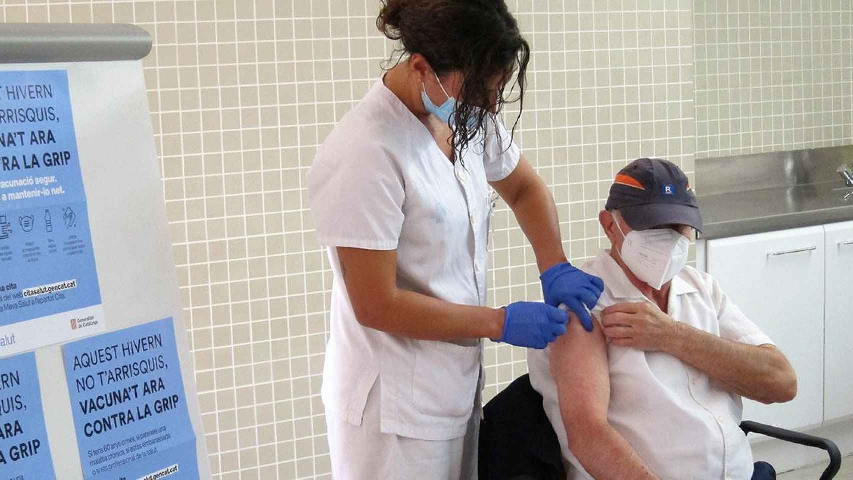 Una enfermera administra una vacuna contra la gripe en Cataluña / EP