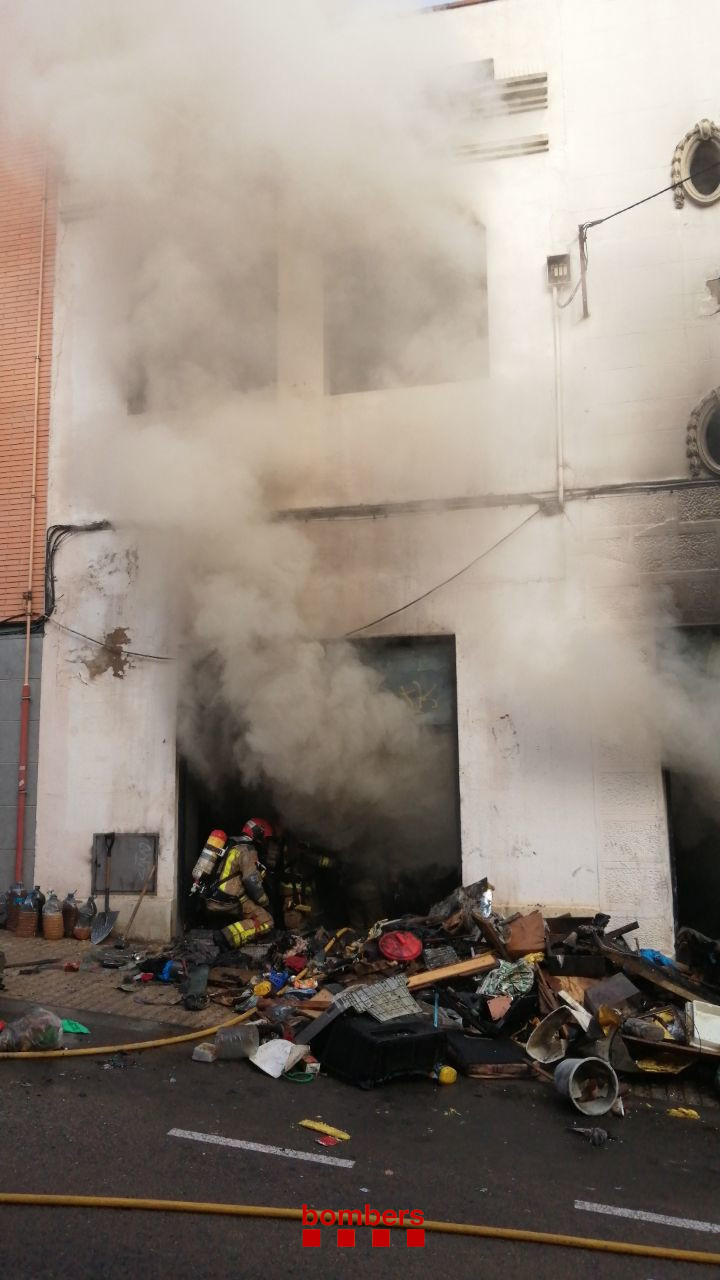 Los bomberos trabajan en un incendio de un local en L'Hospitalet / BOMBERS
