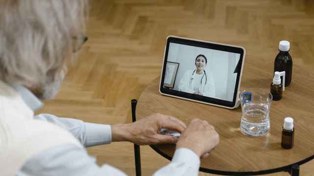 Una doctora visita a un paciente a través de una videollamada / PEXELS
