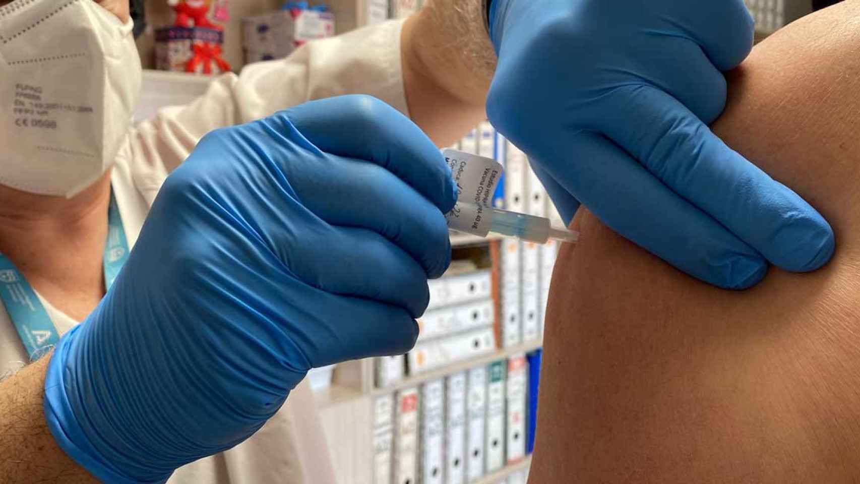 Administración de la vacuna de Hipra durante la fase de ensayo clínico / EUROPA PRESS