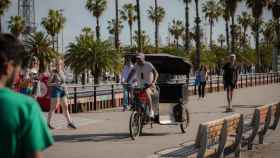 Un bicitaxi circulando por Barcelona. Bicitaxis / DAVID ZORRAKINO - EUROPA PRESS