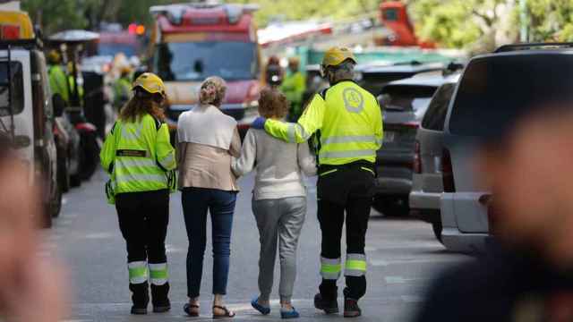 Los servicios de emergencia atienden a los vecinos del edificio de Madrid en el que se registró la explosión / EFE