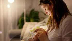 Una mamá amamanta a su bebé y le transmite anticuerpos / EUROPA PRESS