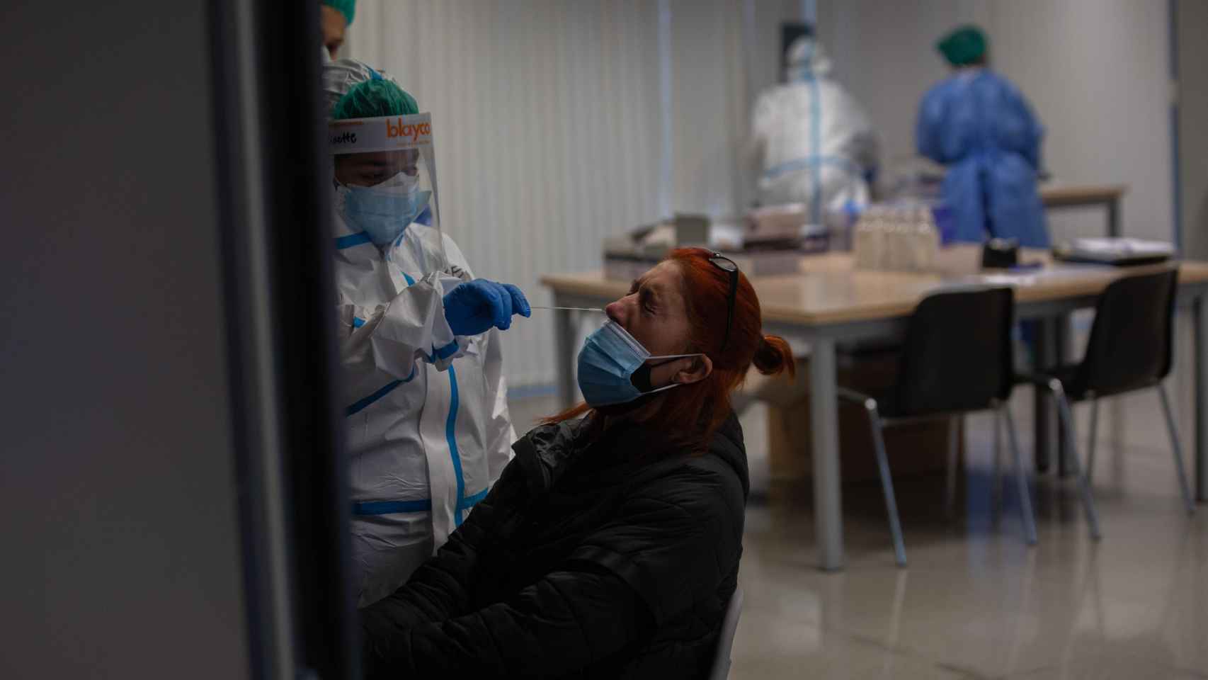 Una mujer se somate a una prueba de detección del coronavirus / EP