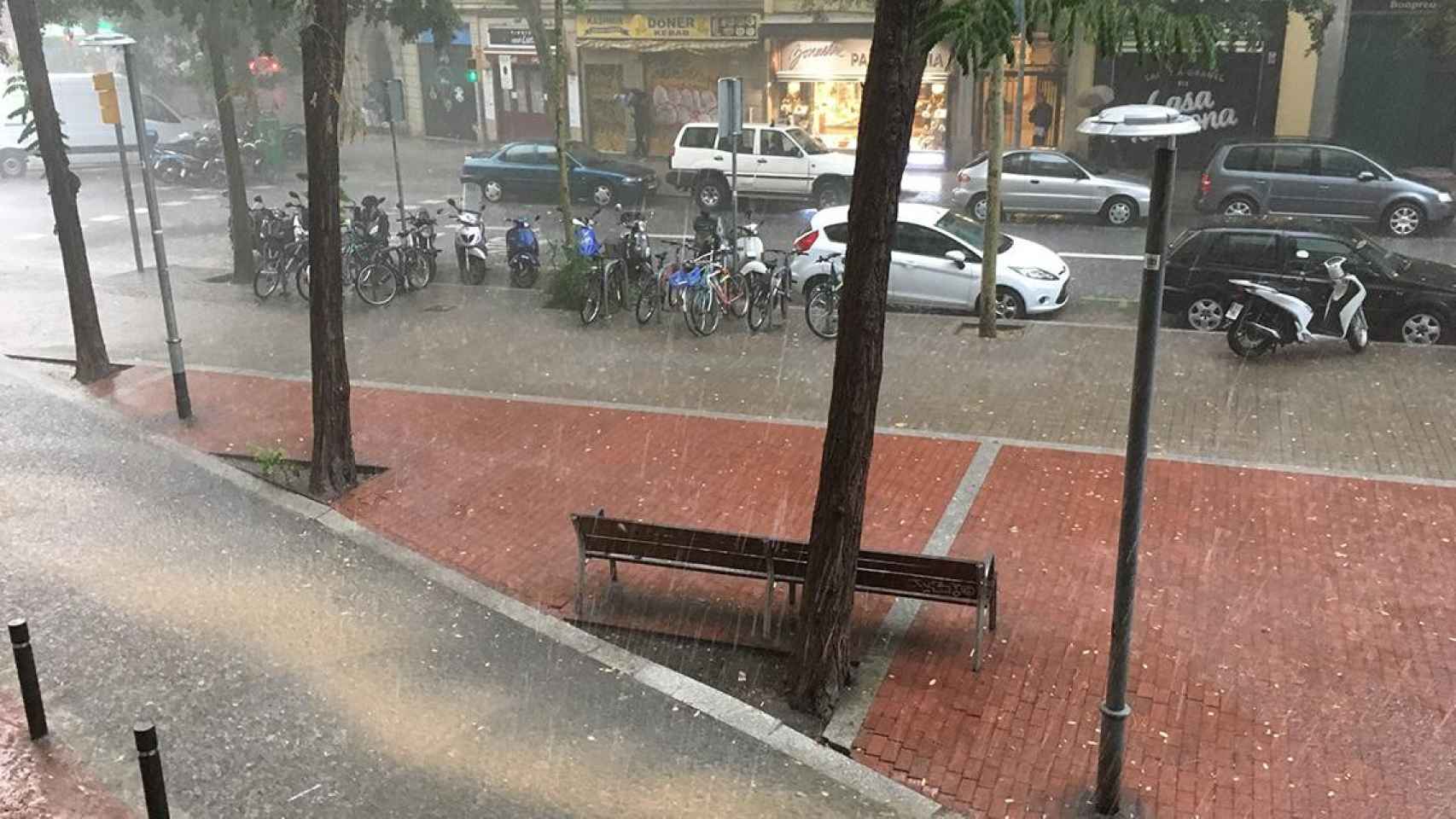Lluvias en una calle de Barcelona / EP