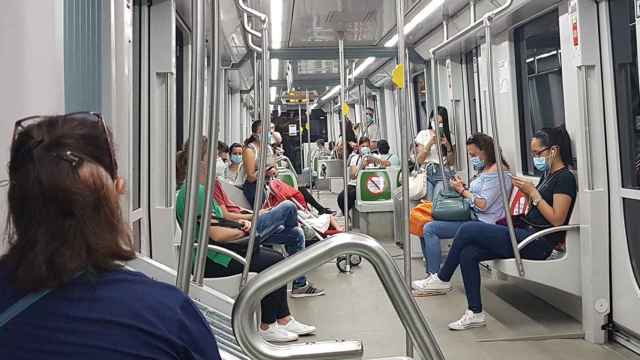 Pasajeros del metro de Sevilla con mascarilla para prevenir el contagio de coronavirus / EUROPA PRESS