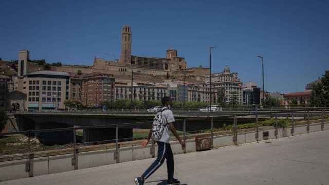 Un joven camina por las inmediaciones de la Catedral de la Seu Vella de Lleida durante el coronavirus / EP