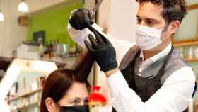 Protección frente al coronavirus en una peluquería abierta en la fase 0 de desescalada / EFE