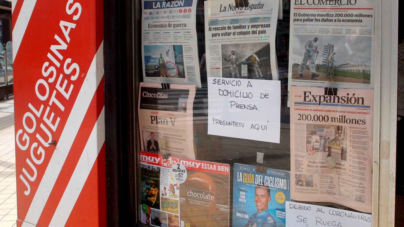 Un kiosco de Gijón ofrece el servicio de entrega de prensa a domicilio como una medida para frenar los contagios de coronavirus / EFE
