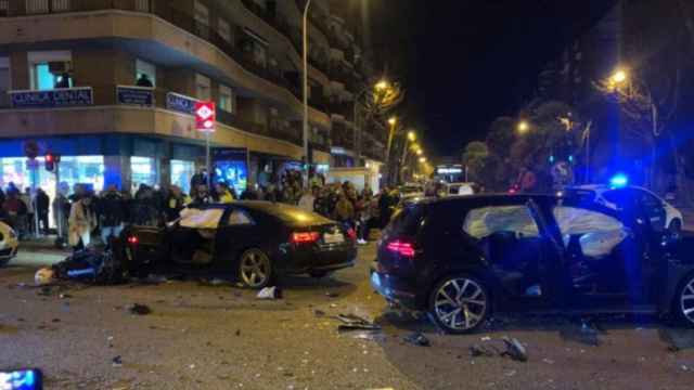 Lugar del siniestro tras el atropello de un conductor a dos motoristas en Badalona / CG