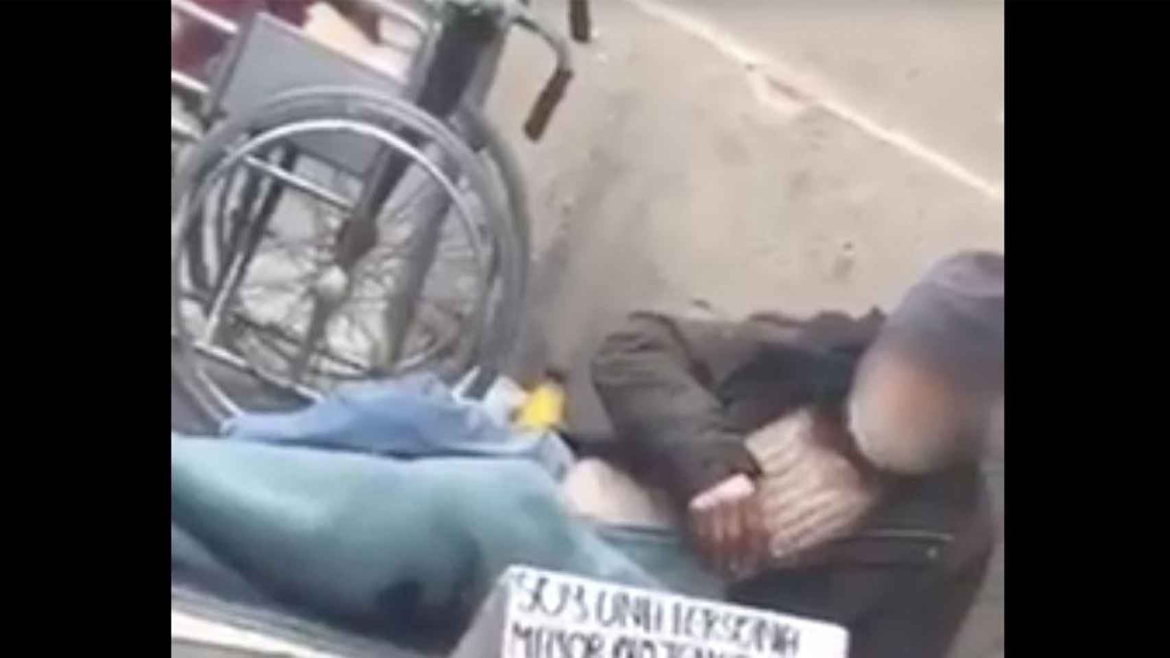 El hombre, explotado como mendigo, en las calles de Barcelona / MOSSOS D'ESQUADRA