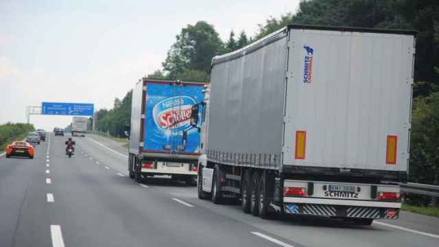 Camiones de mercancías en la autopista / PXHERE