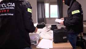 Agentes policiales analizan información sobre los cónsules relacionados con el clan de la Zona Franca / MOSSOS