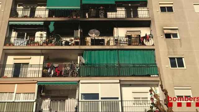 Edificio de la Llagosta en el que se ha producido un incendio / BOMBERS