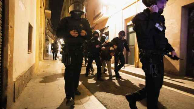 Los Mossos d'Esquadra con un detenido tras las protestas / EFE