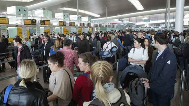 Aglomeración de pasajeros en el aeropuerto de El Prat de Barcelona el domingo / EFE