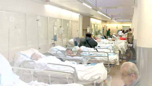 Pacientes en camillas esperando una cama en el Hopital Vall d'Hebron / CG