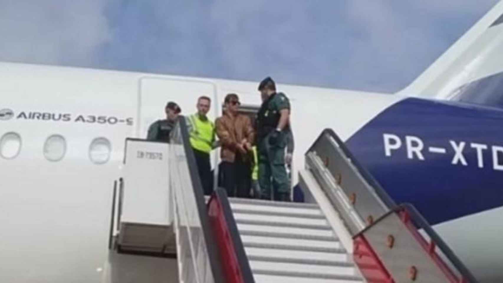 Patrick Nogueira durante su llegada en España acompañado de agentes de la Guardia Civil.